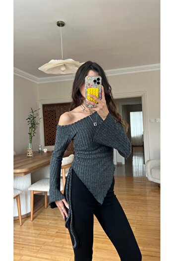 soBasic بلوزة تريكو ذات ملمس ناعم غير متماثلة مع تفاصيل خياطة على شكل خس وتصميم مكشوف الكتفين