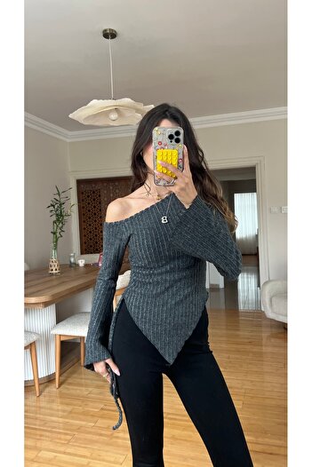 soBasic بلوزة تريكو ذات ملمس ناعم غير متماثلة مع تفاصيل خياطة على شكل خس وتصميم مكشوف الكتفين