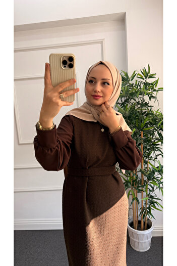Nisa Nalbantoğlu Καφέ Τουίντ Φόρεμα Χιτζάμπ-Με Κουμπιά στο Πίσω μέρος