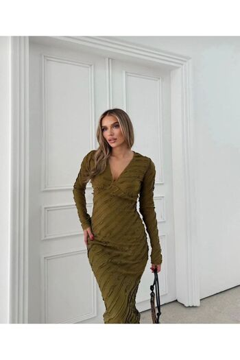 TRENDLİA V Yaka Ters Dikiş Detaylı Gofre Midi boy Kalem Elbise