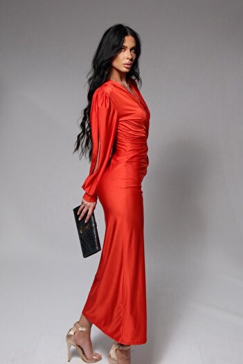Pretty Elegant dress with slit on the leg