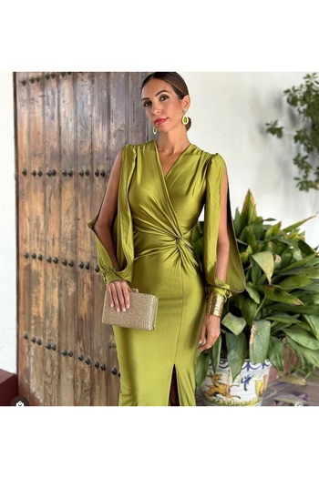 Pretty Elegant dress with slit on the leg