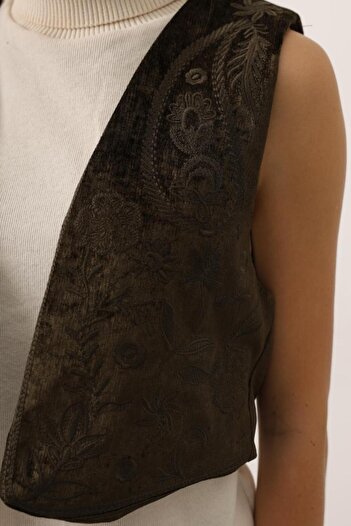 Chef d'atelier Women's Ethnic Patterned Embroidered Velvet Vest