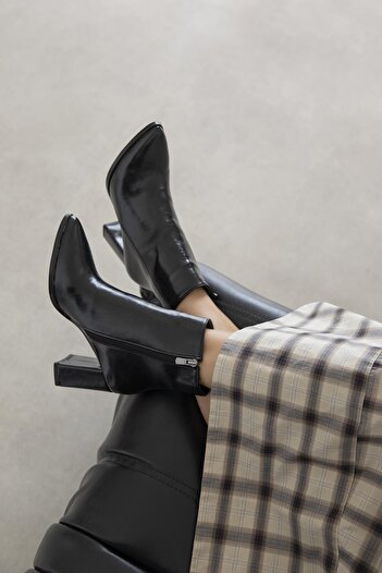 STRASWANS Fergal Women's Heeled Wrinkled Leather Boots Black