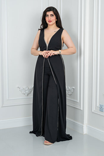 Lara Luxurious black jumpsuit with shiny details and an elegant look