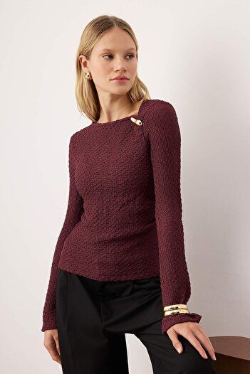Trendyol Collection Mürdüm Figurbetonte, langärmlige, elastische Strickbluse mit Accessoire-Details und Struktur TWOAW26BZ00134