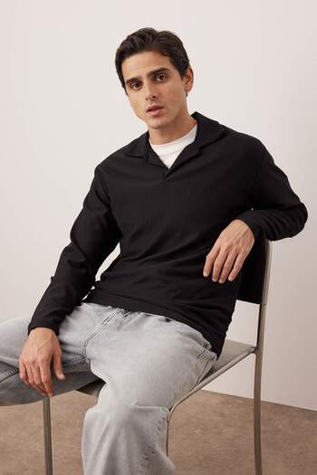 Trendyol Collection Černé oversize textured tričko s dlouhým rukávem a tenkým pleteným polo límečkem TMNAW25PO00001