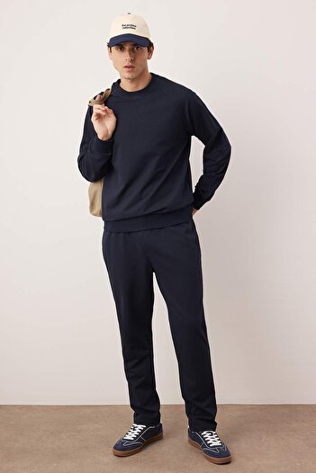 Trendyol Collection Marineblaues Basic-Pyjama-Set mit regulärem/normalem Schnitt und Nähten TMNAW22PT0510
