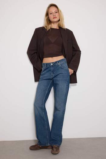 Trendyol Collection Ciemnoniebieskie jeansy z niskim stanem i prostym krojem TWOSS24JE00100