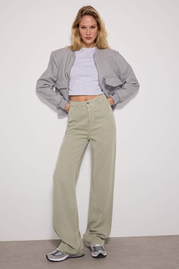 Trendyol Collection Bardziej ekologiczne dżinsy z niskim stanem i szerokimi nogawkami, wykonane w 100% z Tencel™ TWOSS23JE00219