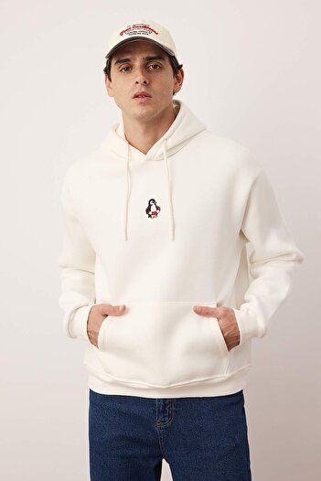 Trendyol Collection Ecru Regular/Normal Cut Hoodie με Fleece εσωτερικά κεντημένο φούτερ Penguin TMNAW24SW00018