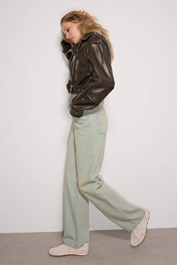 Trendyol Collection Niebieskie jeansy vintage z szeroką nogawką i efektem bladości TWOSS23JE00166