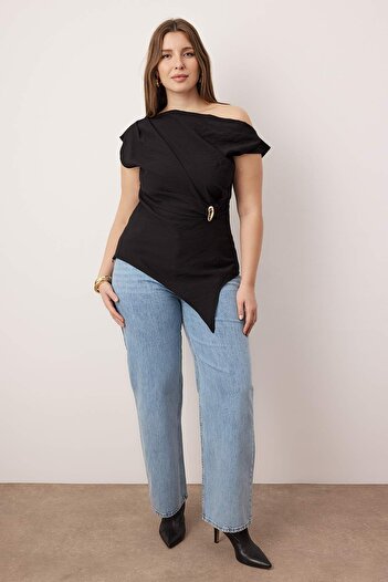 Trendyol Curve بلوزة سوداء غير متماثلة ذات ياقة قاربية مع تفاصيل إكسسوارات منسوجة مقاس كبير TBBAW26AF00063