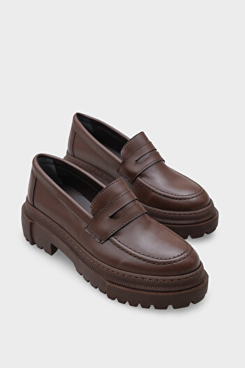 Capone Outfitters Γυναικείο Loafer από λουστρίνι με οβάλ μύτη και σόλα Trak της Fania