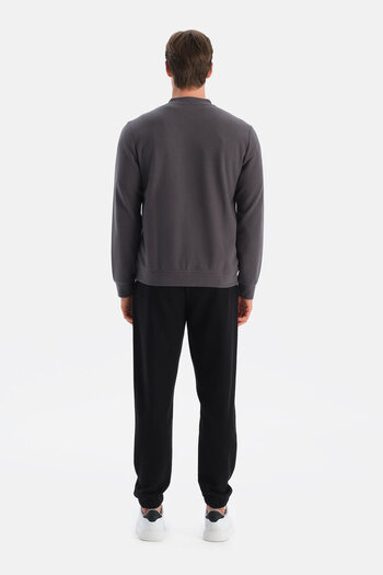 Dagi Sweatshirt with Zippered Pockets