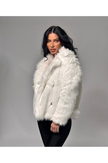 Pretty Women's coat made of organic fur