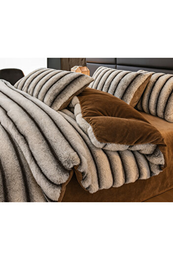 Dercasa Luxury faux rabbit fur set