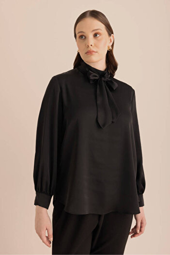 Aker Blouse with Tie-Up Detail at the Neck 2761112