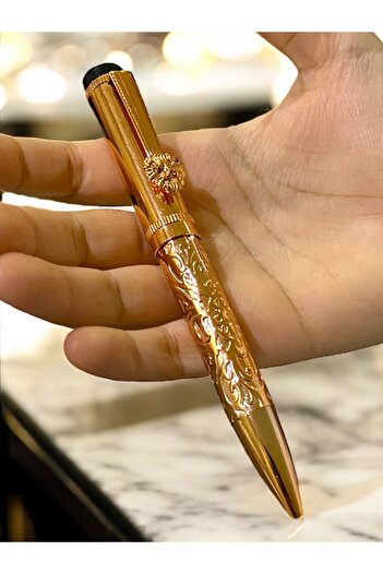 NEW STYLE A stylish and modern ballpoint pen with a lion-shaped design and clip for those who love distinction.
