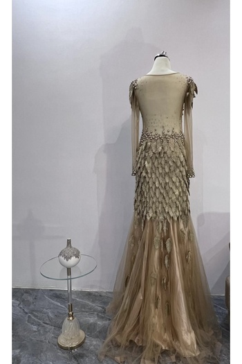Diva style A distinctive and elegant evening dress studded with crystals and pearls