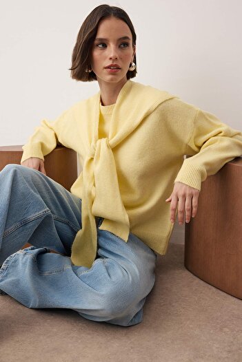 Trendyol Collection Gelber, weich strukturierter, weit geschnittener Strickpullover mit Schal TWOAW26KZ00166