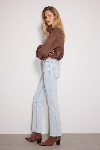 Trendyol Collection Bardziej ekologiczne jeansy z rozcięciem i wysokim stanem Mavi TWOAW22JE0382