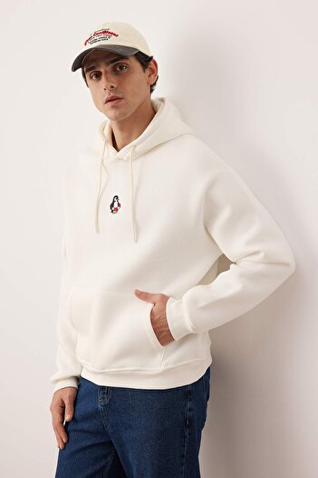 Trendyol Collection Ecru Regular/Normal Cut Hoodie με Fleece εσωτερικά κεντημένο φούτερ Penguin TMNAW24SW00018