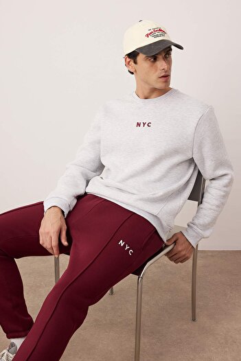 Trendyol Collection Γκρι - Βουργουνδία Σετ αθλητικής φόρμας με κέντημα κανονικής εφαρμογής TMNAW26EM00005