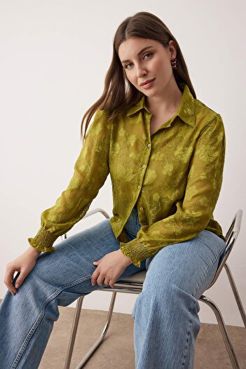 Trendyol Curve Green Floral Sleeve Tip Gipeli Transparent Woven Plus Size Shirt Tbbaw25Ax00012