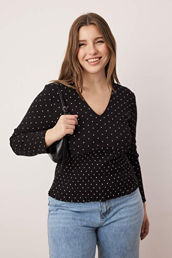 Trendyol Curve Black Polka Dot Pattern V-Neck Gipeli Camisole Knitted Plus Size Blouse Tbbaw26Af00052