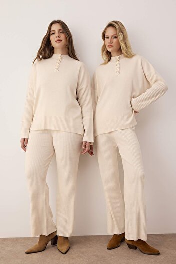 Trendyol Collection Sweter, spodnie, góra, dół z dzianiny, kołnierzyk ze stójką i guzikami, detale TWOAW26AU00016