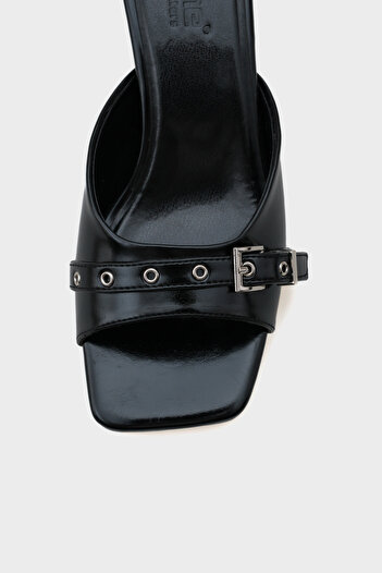 Capone Outfitters Papuci de damă Millie Blunt Toe cu toc mediu cu cataramă metalică
