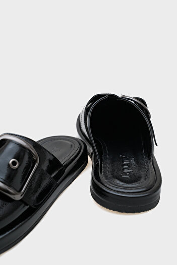 Capone Outfitters Γυναικείες παντόφλες με κλειστή πόρπη Melany