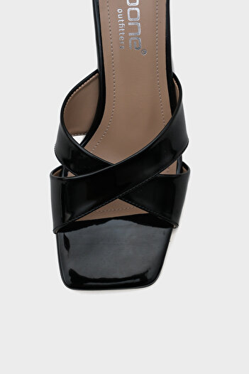 Capone Outfitters Mavis Blunt Toe Patent Leather Cross Strap Medium Heeled Women's Slippers