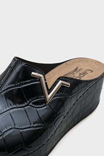 Capone Outfitters Capone 6145 Black Women's Platform V Buckle Slippers