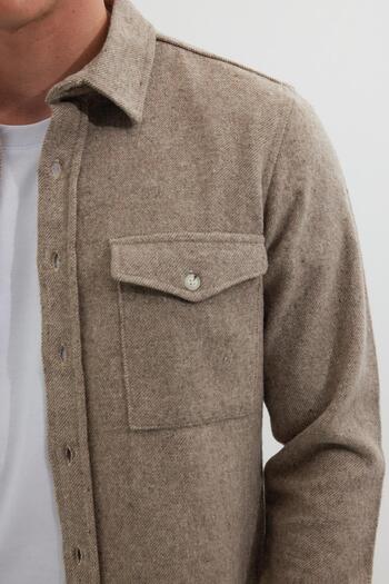 Tudors Erkek Slim Fit Tek Cep Kapaklı Düz Oduncu Spor Bej Gömlek
