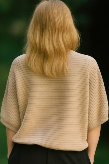 OEM Elegant beige sweater with a loose fit, M-L