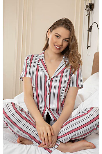 Stylish Stylish button-down pajamas with a formal collar in gray with a striped design in a soft and cool fabric.