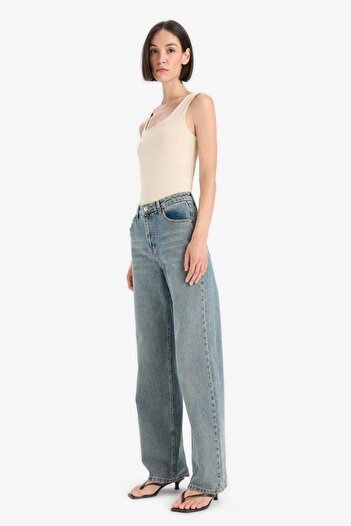 DeFacto Slim Fit Slim Fit Basic μονόχρωμο μπλουζάκι με τετράγωνο λαιμό (25 AU)