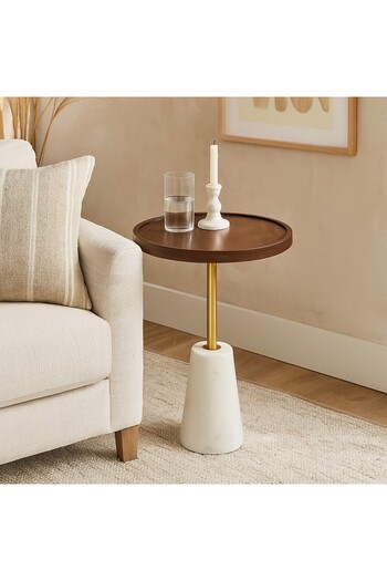 Vi Markets An elegant side table that combines a refined wooden top with a marble base with a luxurious gold finish.
