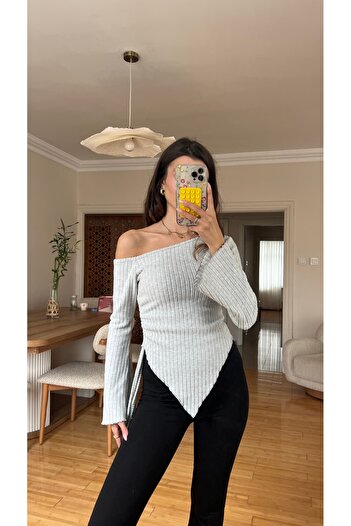 soBasic بلوزة تريكو ذات ملمس ناعم غير متماثلة مع تفاصيل خياطة على شكل خس وتصميم مكشوف الكتفين