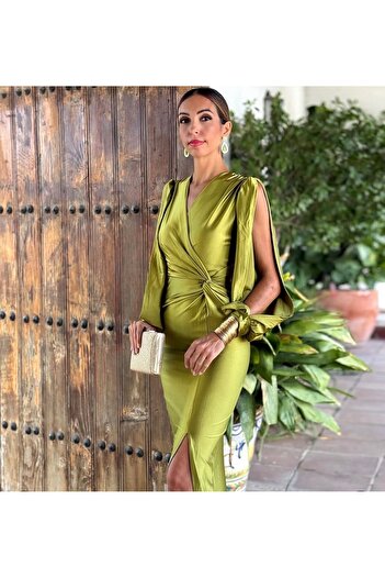 Pretty Elegant dress with slit on the leg