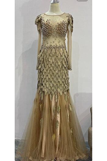 Diva style A distinctive and elegant evening dress studded with crystals and pearls