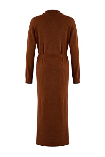 Trendyol Modest Καφέ πιο βιώσιμο πλεκτό φόρεμα με γιακά πόλο TCTAW26EB00050