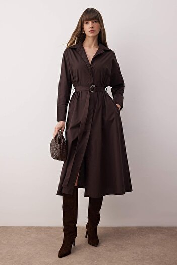 Trendyol Collection Тъмнокафява рокля с колан и колани TWOAW26EL00338