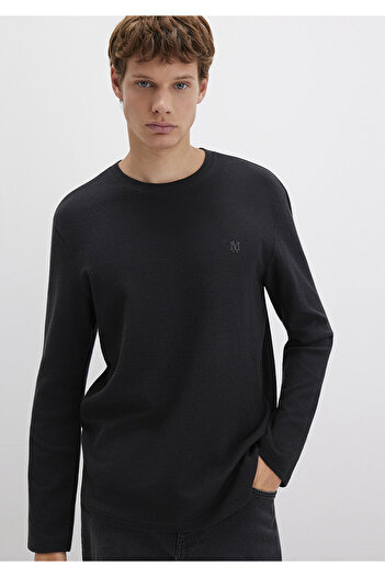Mavi Langärmliges schwarzes T-Shirt mit schmaler Passform und schmalem Schnitt 065755-900