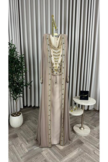 NALA FASHION A jalabiya that highlights the luxury of gold jewelry