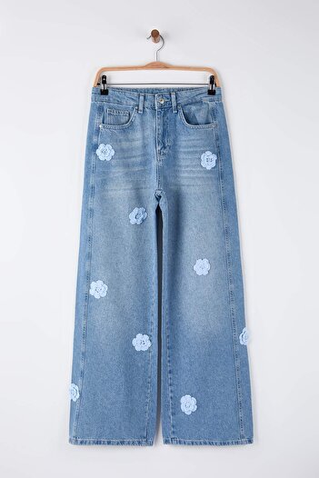 Trendyol Collection Blugi albastru cu talie înaltă, cu broderie florală, cu picioare largi TWOAW26JE00138