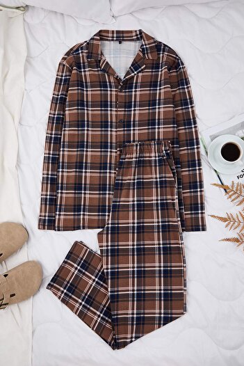 Trendyol Collection Braunes, kariertes/quadrisches Hemd-Hosen-Set aus Strick-Pyjama im regulären Schnitt TMNAW26PT00014