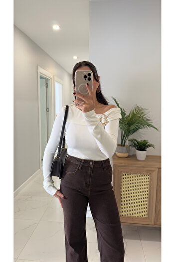 BİRCANÇİL Tera Light Ecru One-Shoulder Blouse with Light Gold Buckle Detail